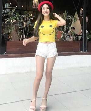 动态性感的美女壁纸(美女高清壁纸青春小姐姐性感身材)
