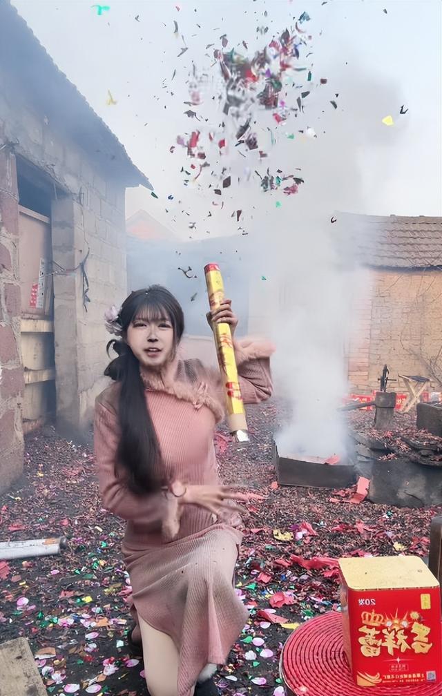 美女开直播放炮,衣服破洞、脸被崩的黢黑,网友:这钱活该她赚!