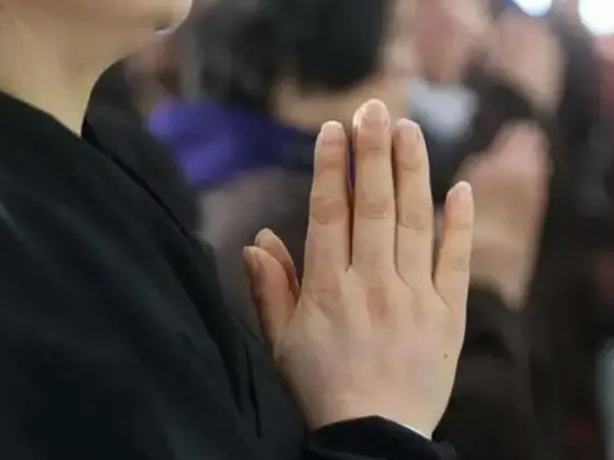 终南山第一女隐士，43岁抛夫弃子遁入空门，83岁能连续打坐108天