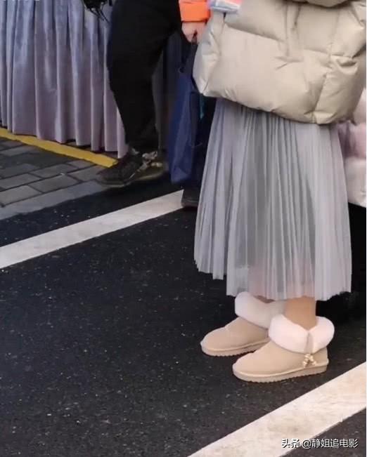 冯提莫的身材有多恐怖?看到她的裙子网友崩溃了,非要这样穿吗?