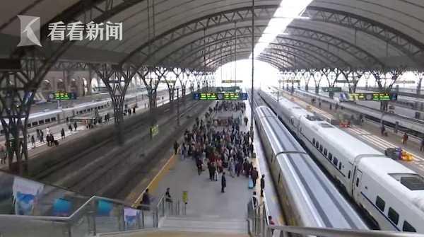 失恋男子高铁上对女孩袭胸摸腿强行搂抱 被抓后下跪求饶：别报案