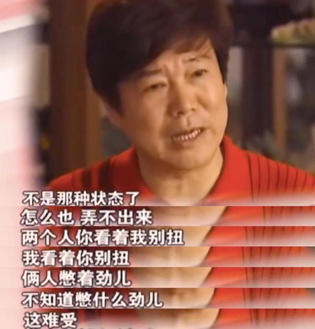 相声演员奇志现身饭局,被美女紧搂靠肩不避嫌,侯耀华抽烟围观