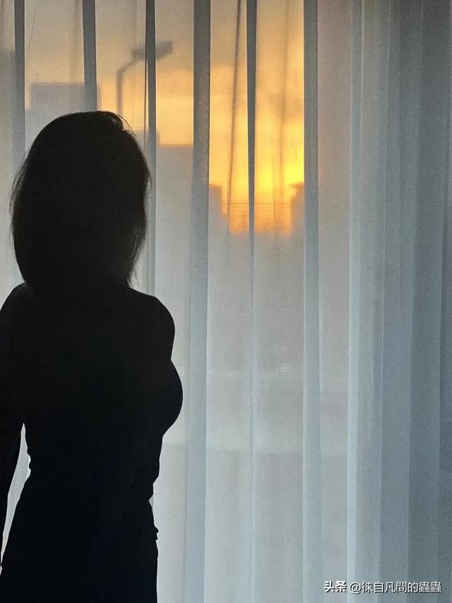 正双手托着腮帮子睡觉,突然一名齐耳短发美女闯入我眼帘