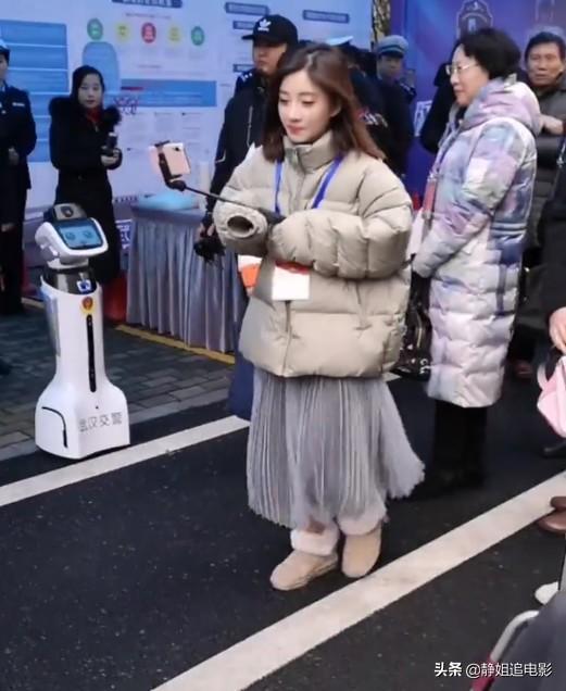 冯提莫的身材有多恐怖?看到她的裙子网友崩溃了,非要这样穿吗?