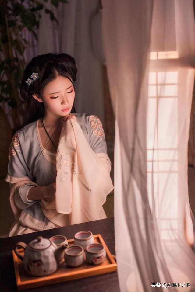 贼人欲对妇人不轨,英姿女侠来救,却不幸双双被玷污