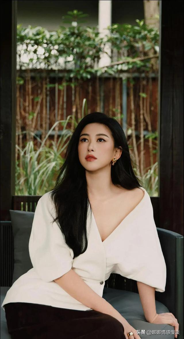 浑身上下都在散发着成熟女人的魅力，朱珠最新高清无水印壁纸美图