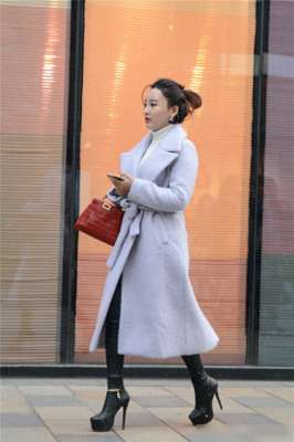 踝靴美女(13厘米细高跟踝靴，5厘米高的防水台，搭配浅灰色的呢子大衣)