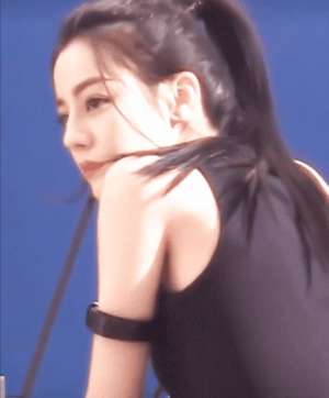 酷炫图片美女(迪丽热巴机车大片炫酷美艳，可美女也有体态圆肩问题？)