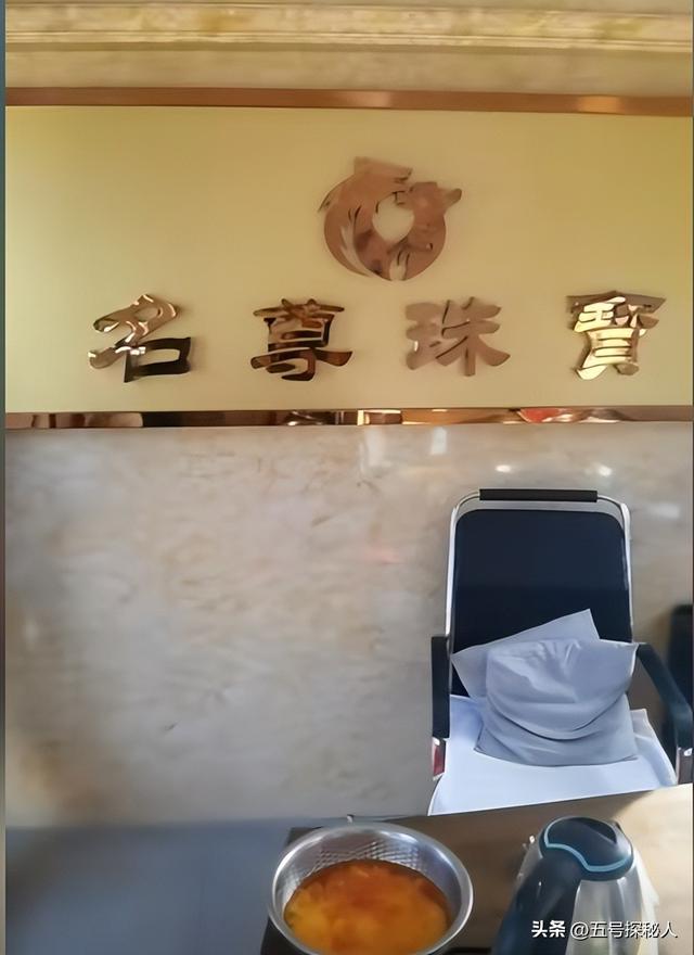 牛人!博主卡车拉火车自驾游,15万将火车爆改豪华房车,网友炸锅