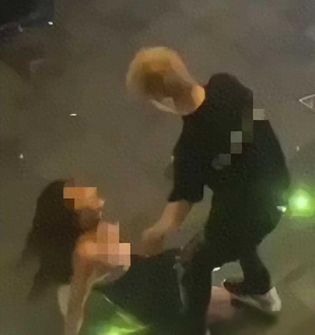 美女醉酒街头露乳,男友无力阻拦,路人围观引热议