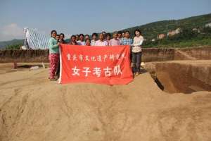 美女在挖土(考古工地的姑娘们)