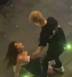 醉酒美女 视频(美女醉酒街头露乳，男友无力阻拦，路人围观引热议)