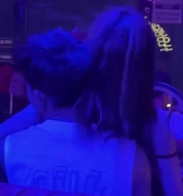 美女醉酒街头露乳,男友无力阻拦,路人围观引热议