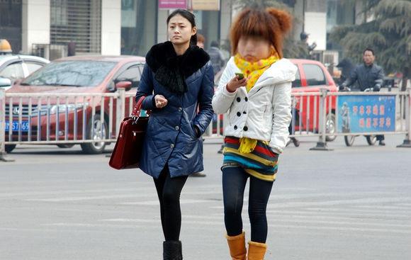“低头族”的大头表情包，美女走路得小心啊！