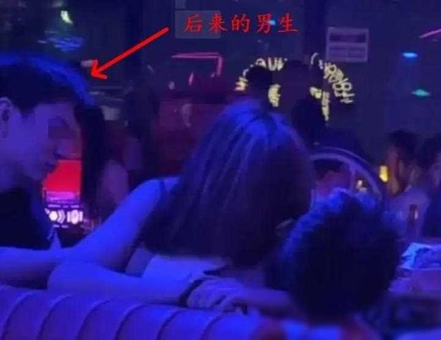 美女醉酒街头露乳,男友无力阻拦,路人围观引热议