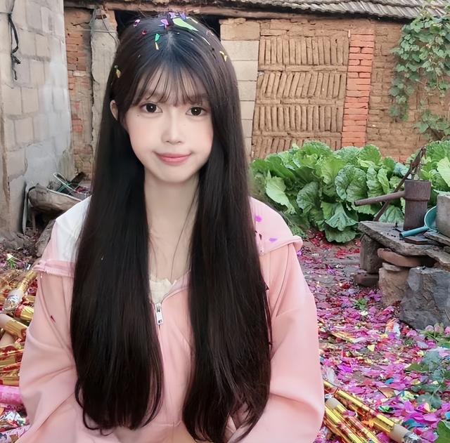 美女开直播放炮,衣服破洞、脸被崩的黢黑,网友:这钱活该她赚!