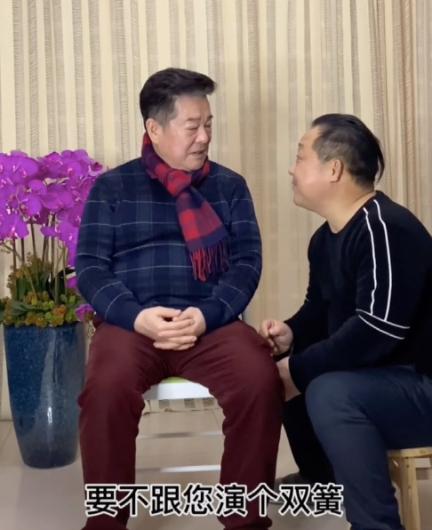 相声演员奇志现身饭局,被美女紧搂靠肩不避嫌,侯耀华抽烟围观