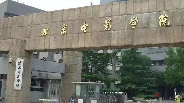 河南高中“校花”走红,艺考是全省榜首,长相美丽却令人“发笑”