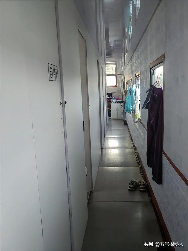 牛人!博主卡车拉火车自驾游,15万将火车爆改豪华房车,网友炸锅
