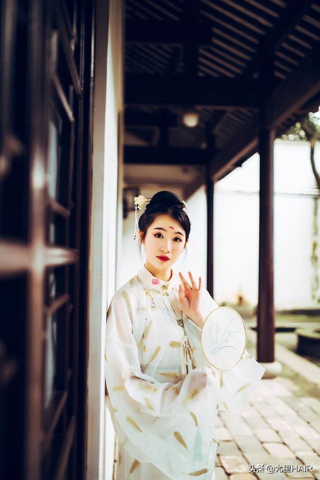 贼人欲对妇人不轨,英姿女侠来救,却不幸双双被玷污