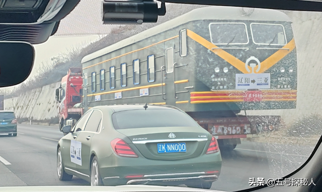 牛人!博主卡车拉火车自驾游,15万将火车爆改豪华房车,网友炸锅