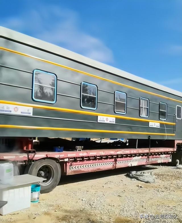 牛人!博主卡车拉火车自驾游,15万将火车爆改豪华房车,网友炸锅