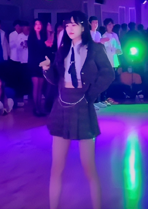 满屏都是大长腿!女生校内热舞,引众人围观,网友:还缺对象吗?