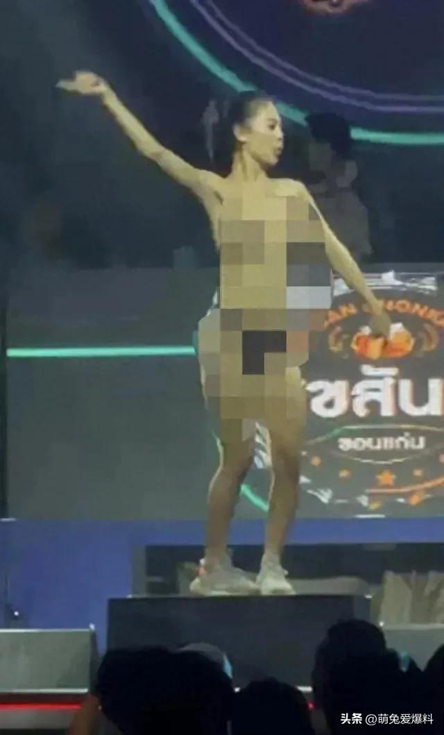 【骇人一幕！海南某酒吧女顾客放肆脱衣摸胸，众人目瞪口呆】