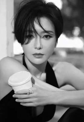 爱奇艺美女秀场直播(秦岚在爱奇艺尖叫之夜的造型太惊艳，干练独特，利落大气)