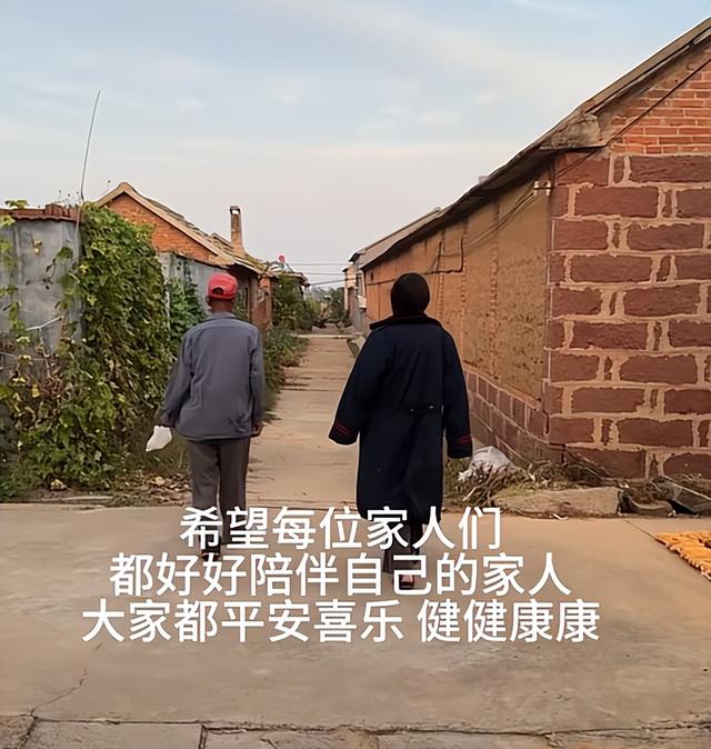 美女开直播放炮,衣服破洞、脸被崩的黢黑,网友:这钱活该她赚!