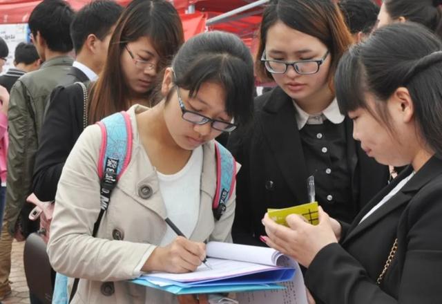 电子信息工程专业公务员的薪资待遇和发展前景怎么样