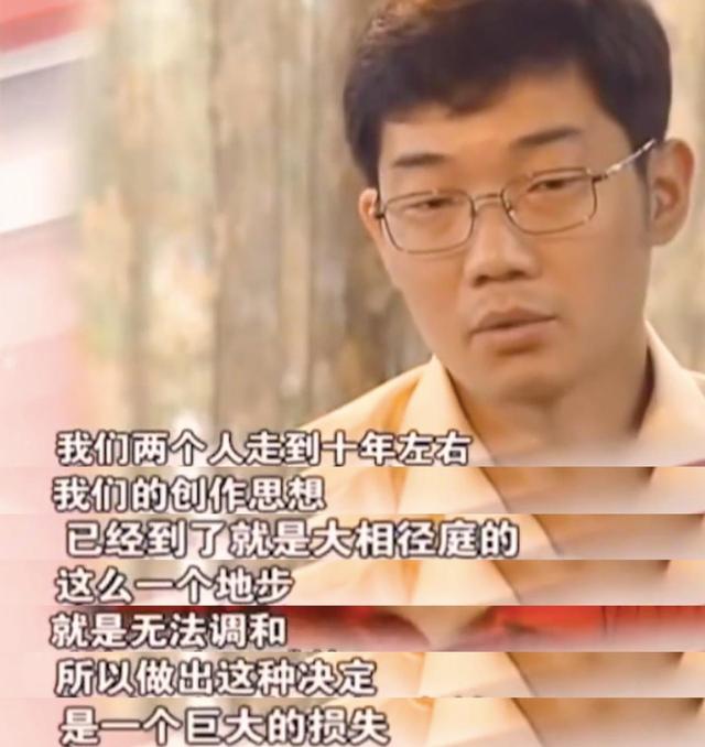 相声演员奇志现身饭局,被美女紧搂靠肩不避嫌,侯耀华抽烟围观