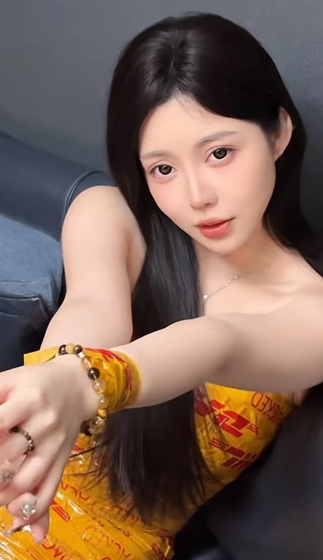 美女胶带连衣裙盘点,哪位才是最美,最后一位是惊喜!