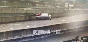 都市美女销魂(姿势太销魂女子高速上停车，爬上车头躺下了这是在干嘛？)