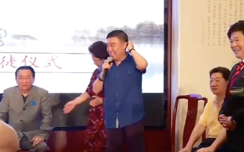 相声演员奇志现身饭局,被美女紧搂靠肩不避嫌,侯耀华抽烟围观