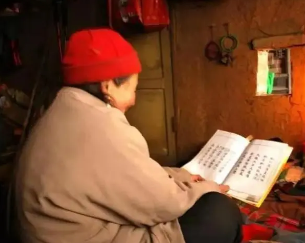 终南山第一女隐士，43岁抛夫弃子遁入空门，83岁能连续打坐108天