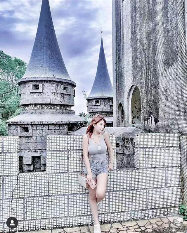 迪丽热巴的大胸，碍了女人的眼，所以她就得老捂着