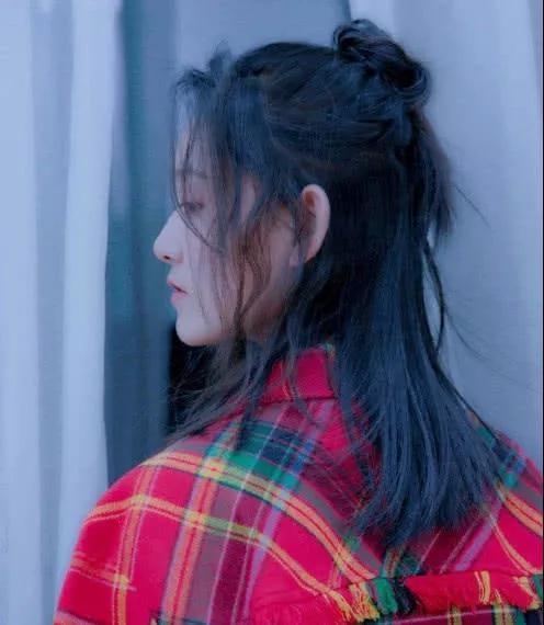 蒋依依长相清纯,6岁开始拍戏,同班全是帅哥美女