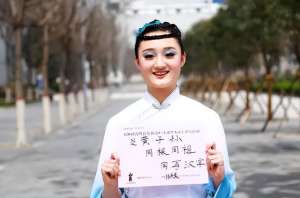 美女的比化(“国民闺女”关晓彤的字迹曝光，可爱又有个性，很多学生想要模仿)