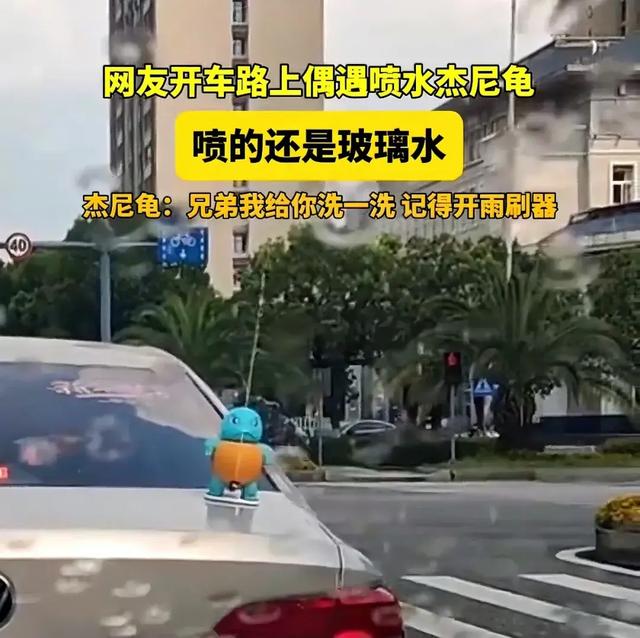 车顶玩偶“很拉风”?交警提示:危险又违法!