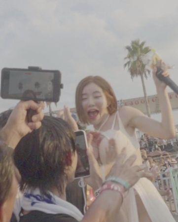 韩大咖女神当众遭侵犯 多人集体袭胸⋯她崩溃:束手无策遭性骚