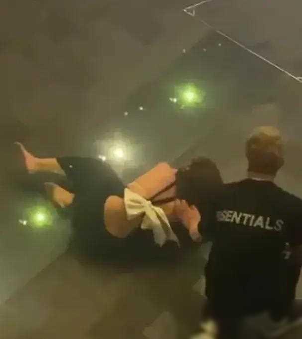 美女醉酒街头露乳,男友无力阻拦,路人围观引热议