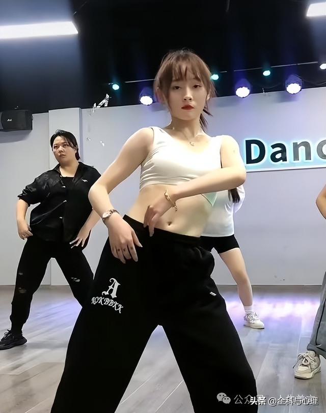 形容女人跳舞美的句子，赞美别人跳舞的文案