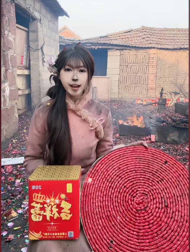 美女开直播放炮,衣服破洞、脸被崩的黢黑,网友:这钱活该她赚!
