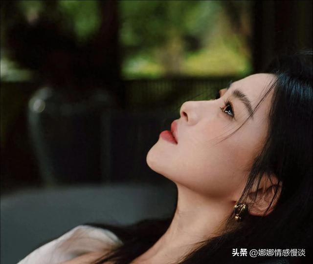 浑身上下都在散发着成熟女人的魅力，朱珠最新高清无水印壁纸美图