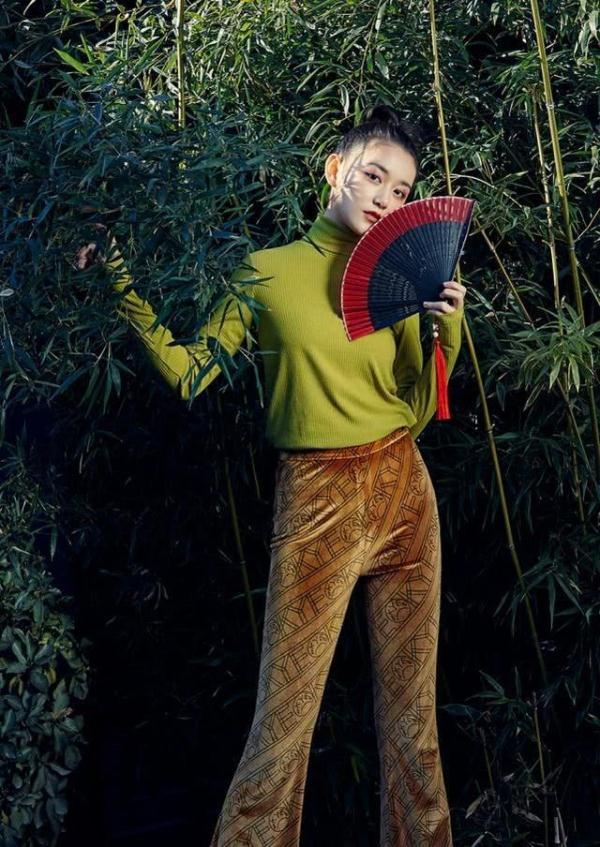 蒋依依长相清纯,6岁开始拍戏,同班全是帅哥美女