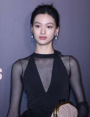 美女秀身才(21岁女演员穿黑色透视装秀好身材，刚出道就穿性感装被批博眼球)