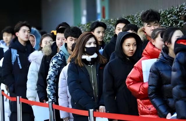 河南高中“校花”走红,艺考是全省榜首,长相美丽却令人“发笑”