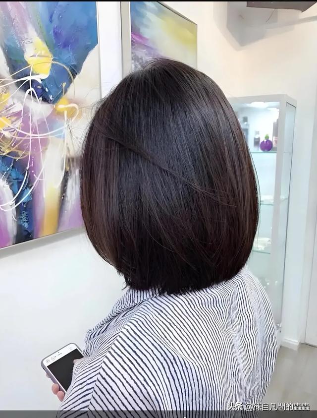 正双手托着腮帮子睡觉,突然一名齐耳短发美女闯入我眼帘