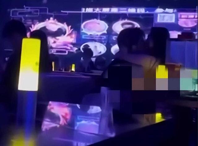 美女醉酒街头露乳,男友无力阻拦,路人围观引热议
